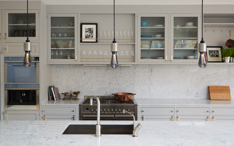  Simple kitchen design in a wide and clean space, white countertops and light grey cabinetry