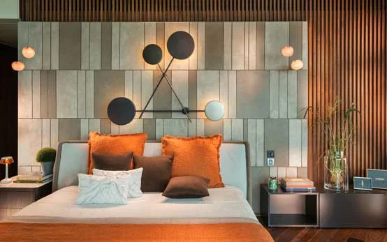 Modern bedroom design with geometric wall elements, many orange shades, black and white details
