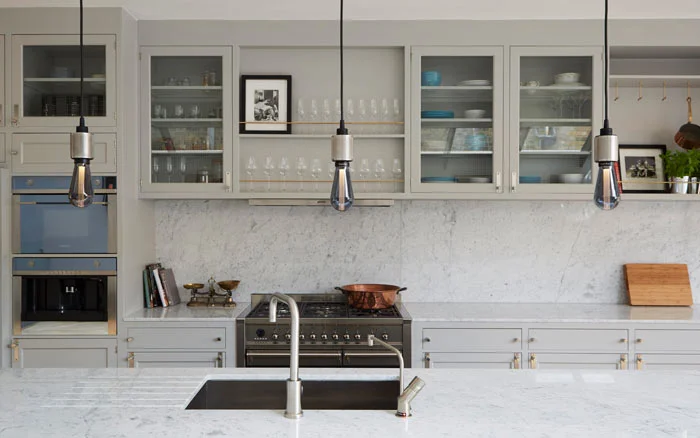 Clear glass kitchen cabinets or kitchen cupboards above your stovetop - Beautiful Homes