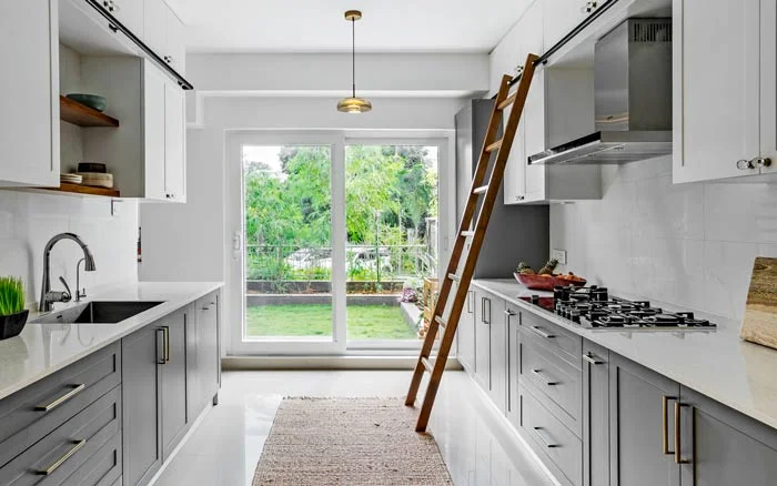 L shaped kitchen design with marble backsplash &amp; patterned kitchen flooring - Beautiful Homes