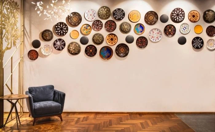 Wall decoration with circular patterned d&eacute;cor items &amp; wall light - Beautiful Homes