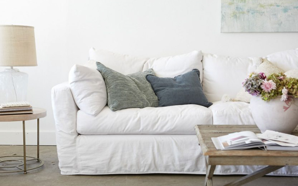 To add a slip cover or not in your living room - Beautiful Homes